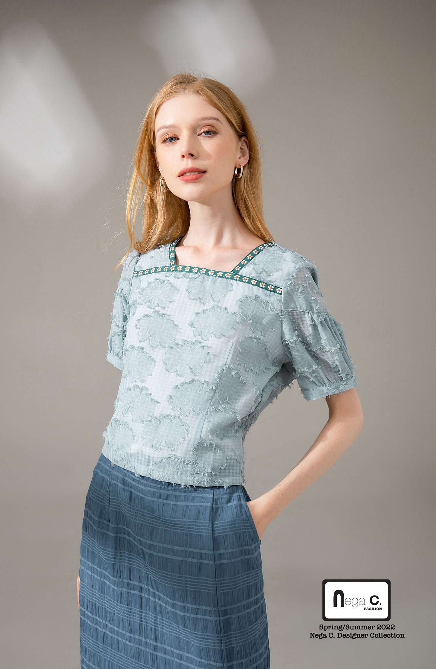 เสื้อแขนสั้นพัฟลายดอกไม้ | สีน้ำเงิน | ซับครึ่งตัว | ไม่ยืดหยุ่น