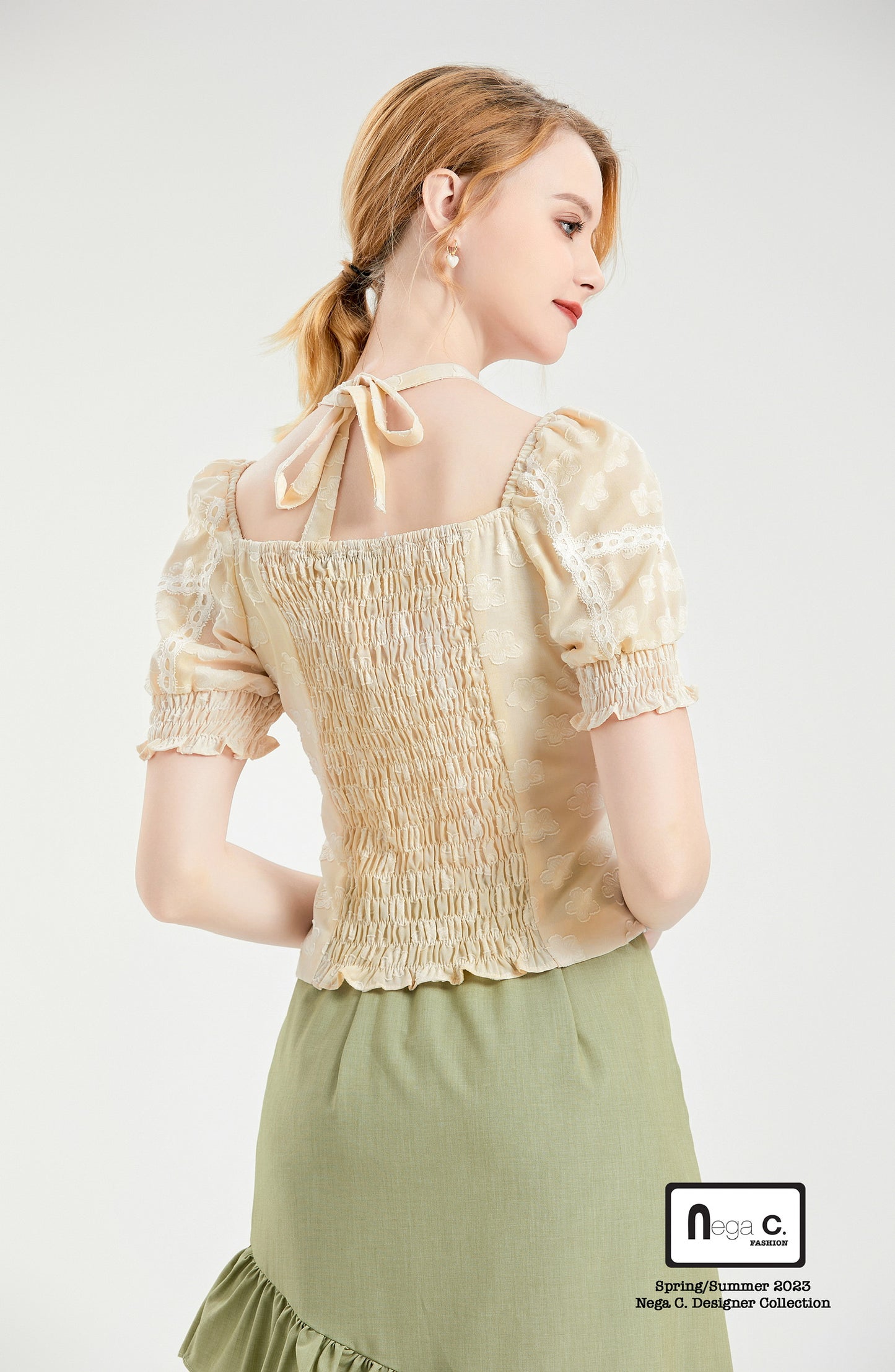 Nega C. เสื้อครอปแขนพองทรงเข้ารูป| สีเบจ| มีซับใน