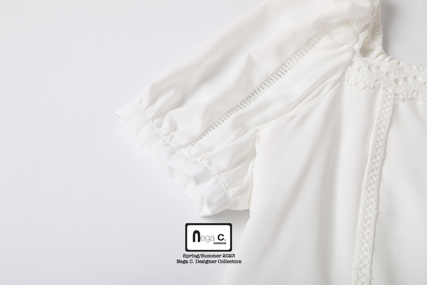 Nega C. 甜美感方領蕾絲泡泡袖上衣| 白色| 有裡襯