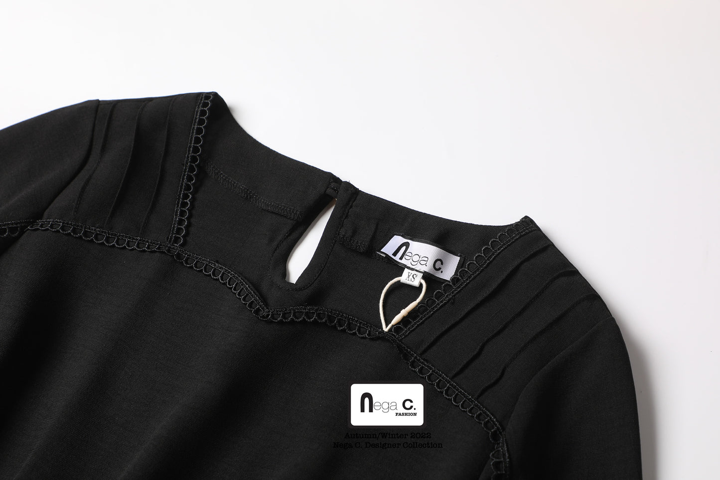 Nega C. 心型領不對稱荷業邊束腰上衣|黑色|無彈|無裡襯