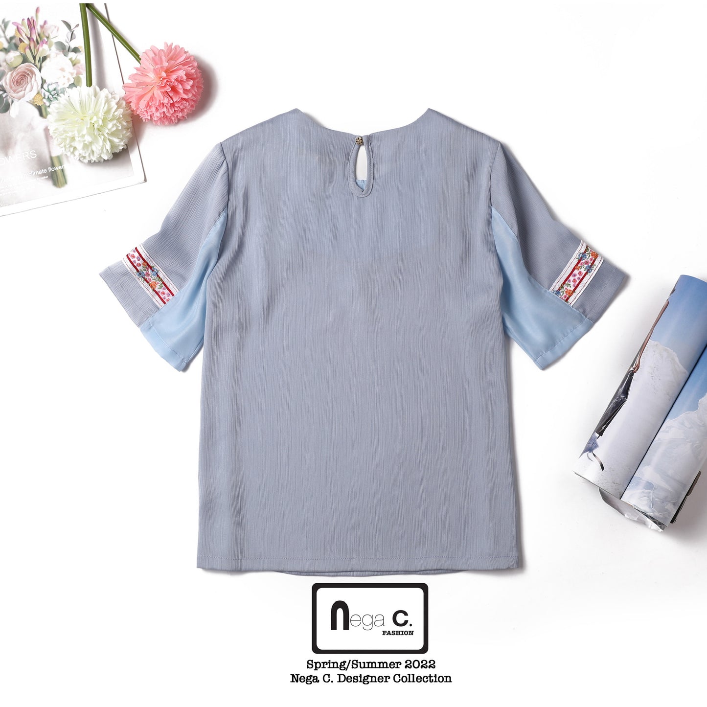 Nega C. เสื้อคอกลมชาติพันธุ์ | สีฟ้าอ่อน | ไม่มีซับใน